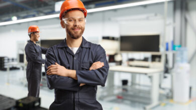 Techniker in Uniform in einer Fabrik